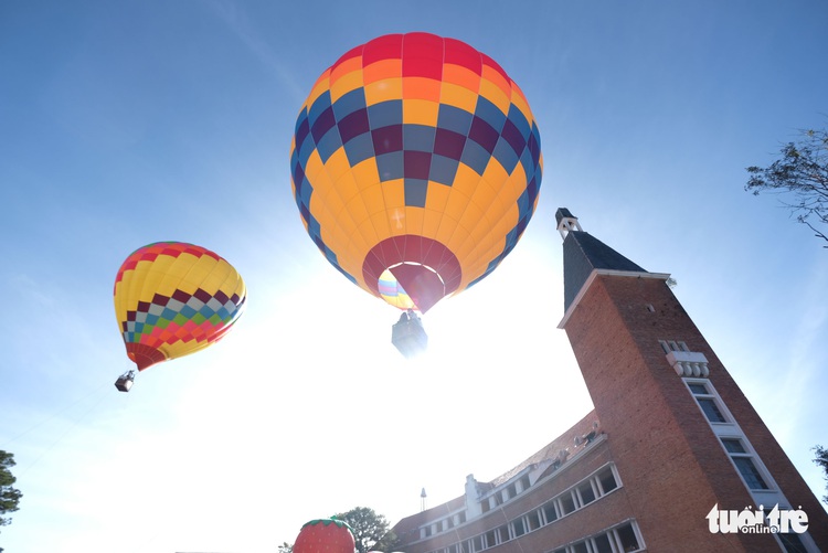 Da Lat experiments with hot-air balloon tours