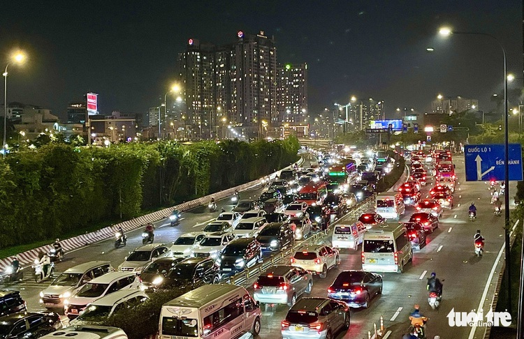 Pile-up freezes Saigon River Tunnel in Ho Chi Minh City