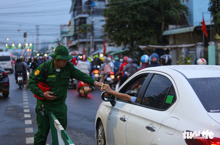 Road to ferry route linked with Ho Chi Minh City jammed as long weekend ends