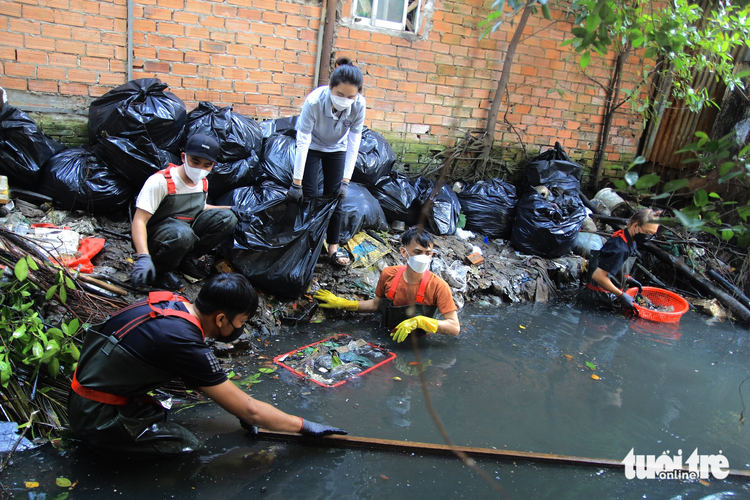 Youngsters clean up canals in Ho Chi Minh City