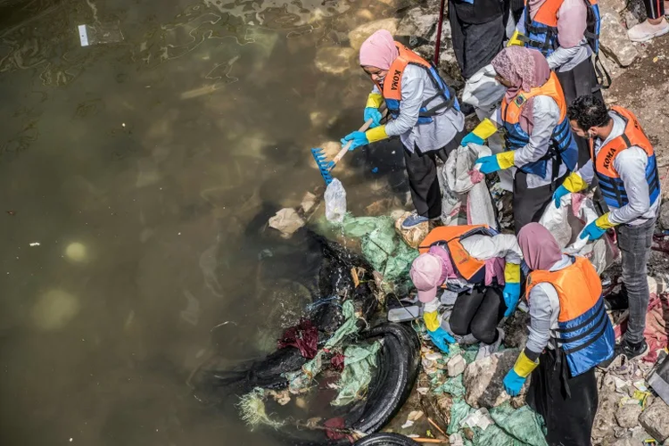 Out of Nile, into tile: Young Egyptians battle plastic plague