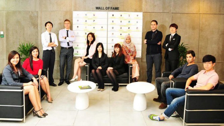 Vietnamese embark on global living journies