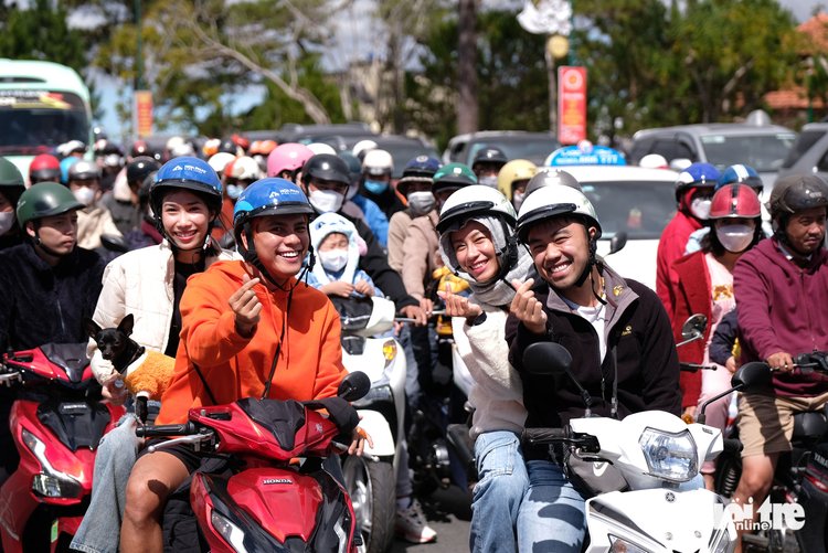 Vietnam’s Da Lat City overcrowded with vehicles of Tet goers