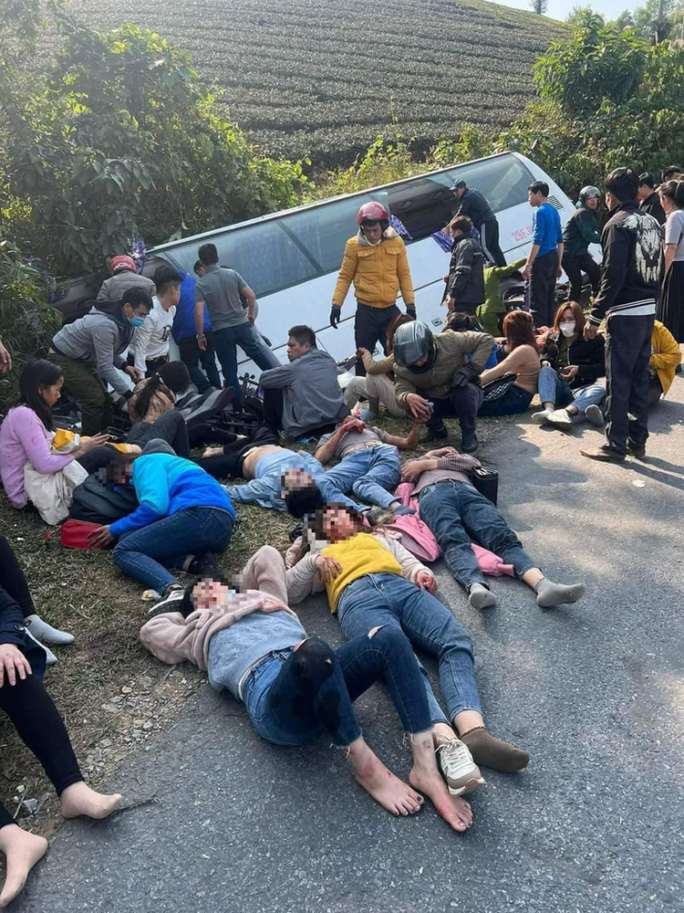 Bus overturns on northern Vietnam pass, injuring many workers
