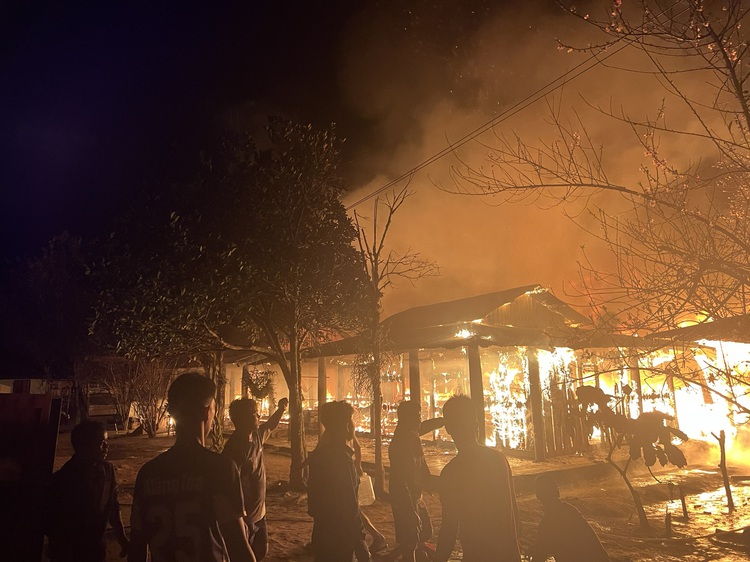 Fire engulfs 5 houses in central Vietnam