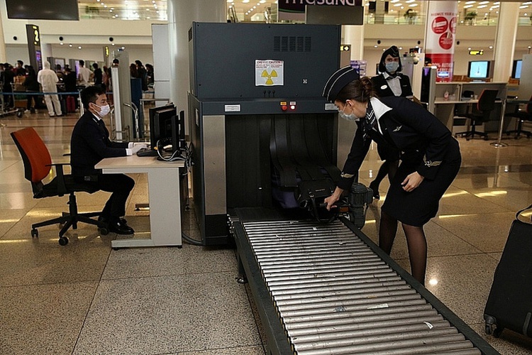 Verification underway for Hanoi airport customs official’s alleged bad behavior toward passengers