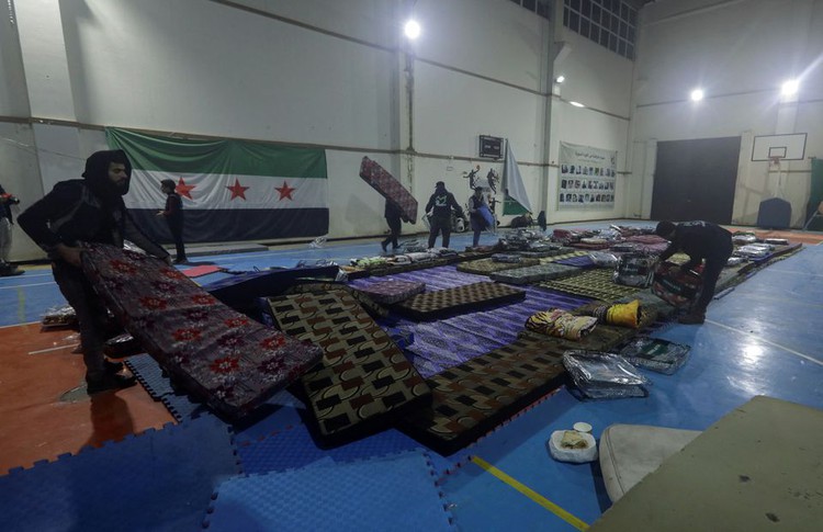 In Turkey, night fills with screams and crying as earthquake rescues go on