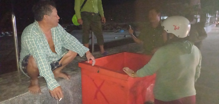 Vietnamese man survives shipwreck by clinging to ice box