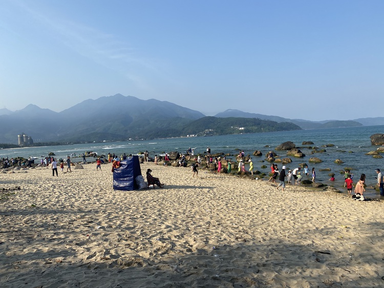 Da Nang’s picturesque beach with moss-covered rocks turns into eyesore due to popularity