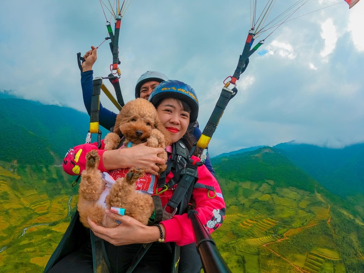 Bird’s-eye view: Enjoy the beauty of suburban Hanoi while paragliding through the skies