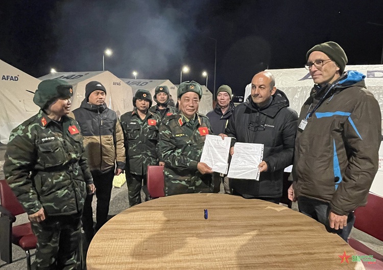 Vietnam People’s Army presents 25 tonnes of supplies to support Turkey’s earthquake response