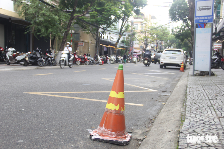 Da Nang people prevent cars from being parked on roadways where parking is allowed