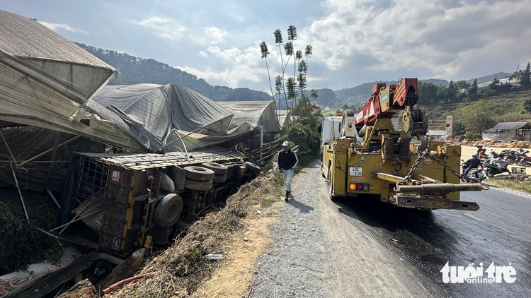 Truck hits cars on mountain pass in Vietnam’s Central Highlands
