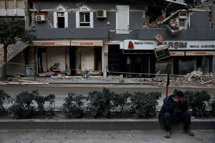 Turkey earthquake survivors search rubble for their gold savings
