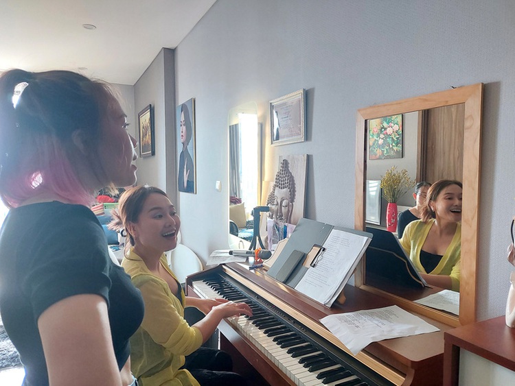 Karaoke vocal training popular among song lovers in Ho Chi Minh City