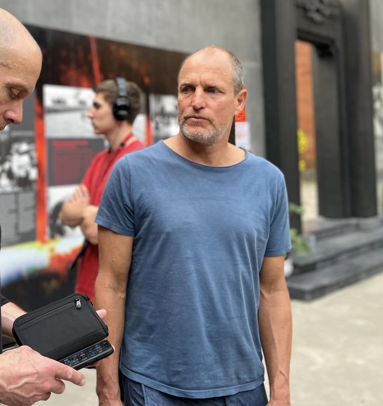 Hollywood stars Matthew McConaughey, Woody Harrelson visit prison exhibition in Hanoi