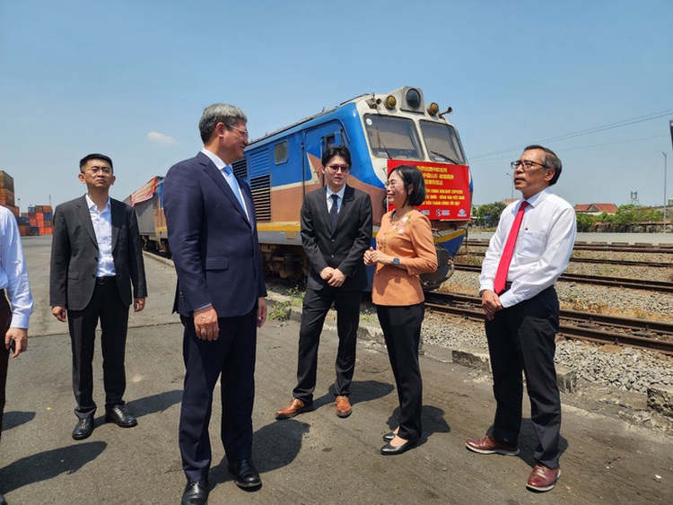 Chinese freight train first comes to Vietnam’s southern province