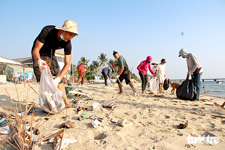 Deep love for ocean prompts youth to clean up trash on Vietnam's Phu Quoc Island