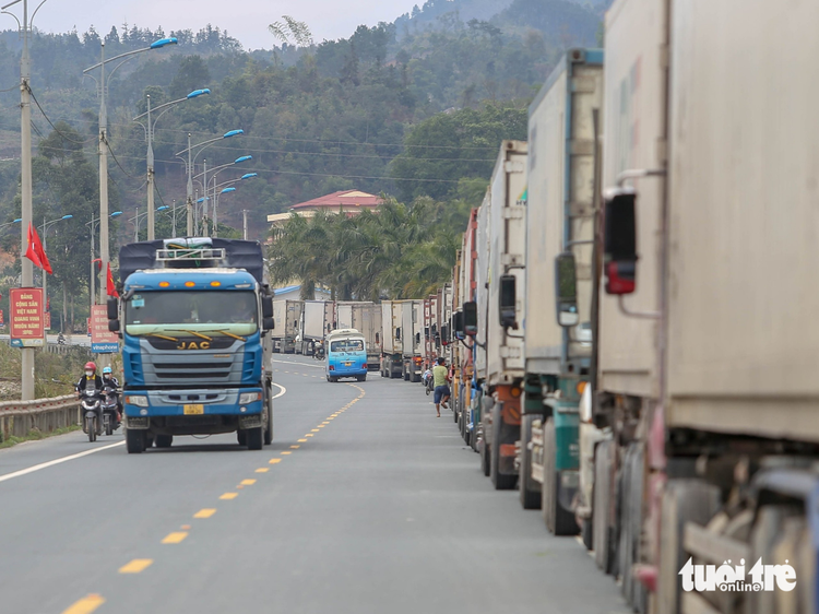 Business hours for customs clearance services extended at Vietnam-China border gate