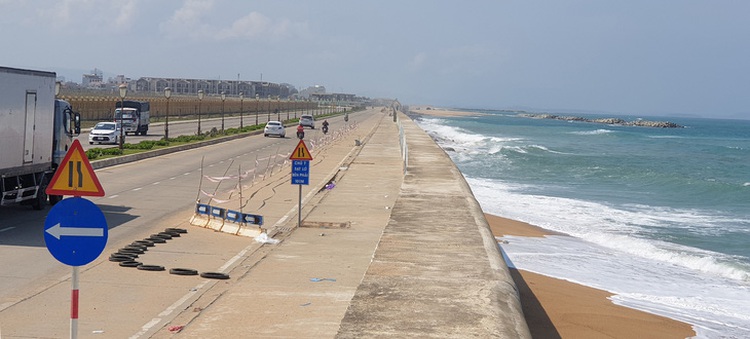 Vietnam consolidates coastal dike to protect south-central airport