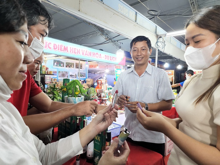 Lipsticks, skin cream made from dragon fruit seeds in Vietnam’s southwestern region