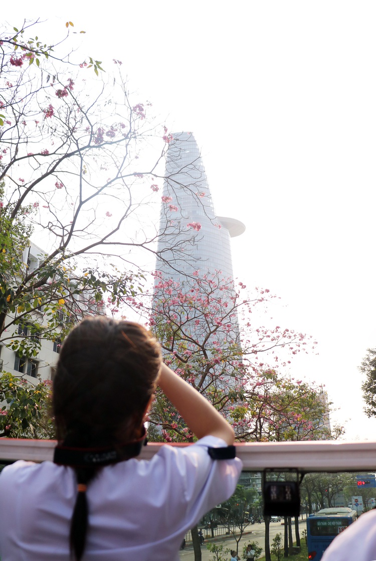 Over 200 students join photography contest on Ho Chi Minh City double-decker tour