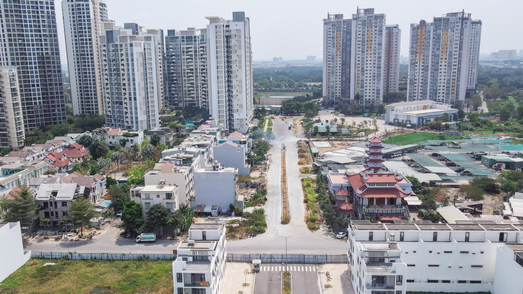 Roads in Ho Chi Minh City urban districts remain undeveloped for 2 decades