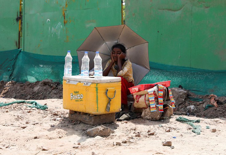 Eleven people die of sunstroke near Mumbai after open-air award function
