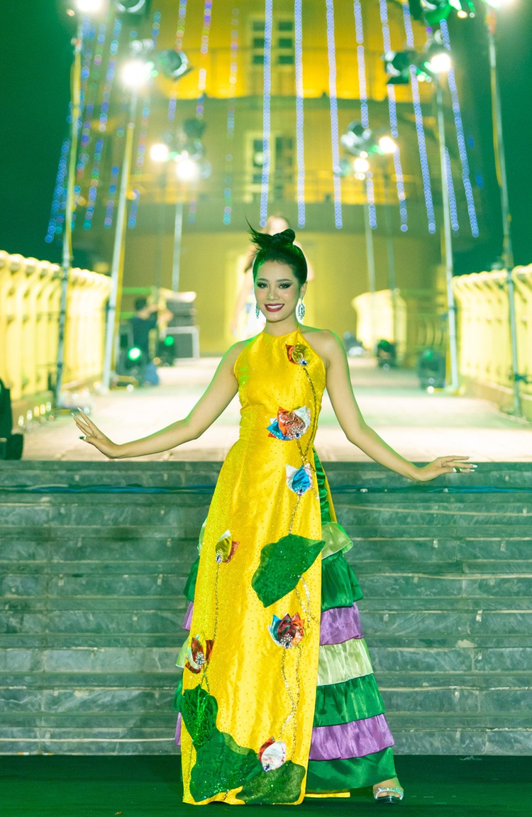 178-meter-long 'ao dai' introduced to set Guinness Vietnam Record