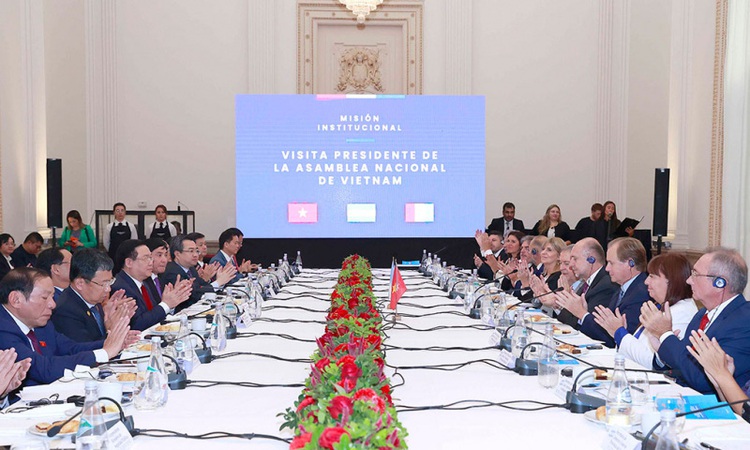 Top Vietnamese legislator begins official visit to Uruguay