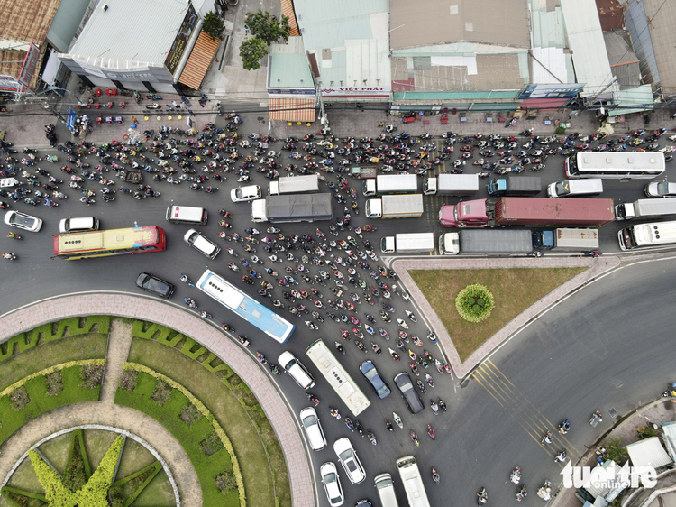 Ho Chi Minh City’s gateways congested as holiday begins