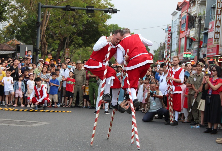 Belgian stilt artists enliven street crowds at central Vietnam festival