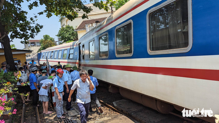 Train derails in central Vietnam