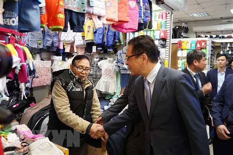 Vietnamese market traders in Russia report low sales as economic growth slows