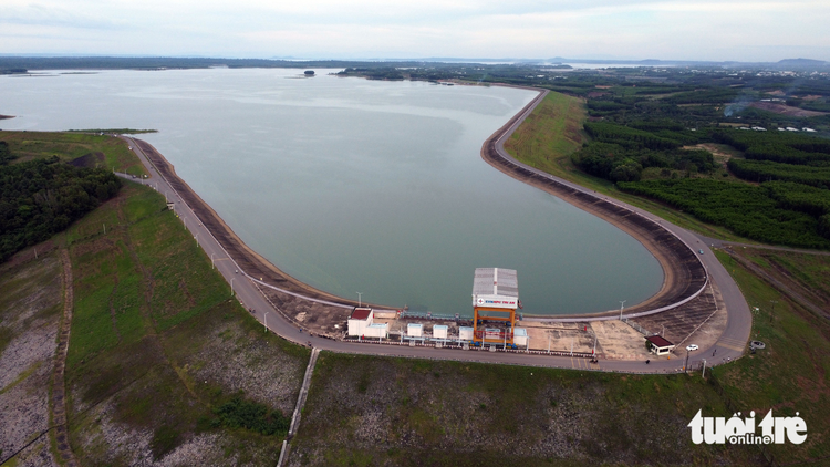 Hot weather minimizes water level in Tri An Reservoir in southern Vietnam