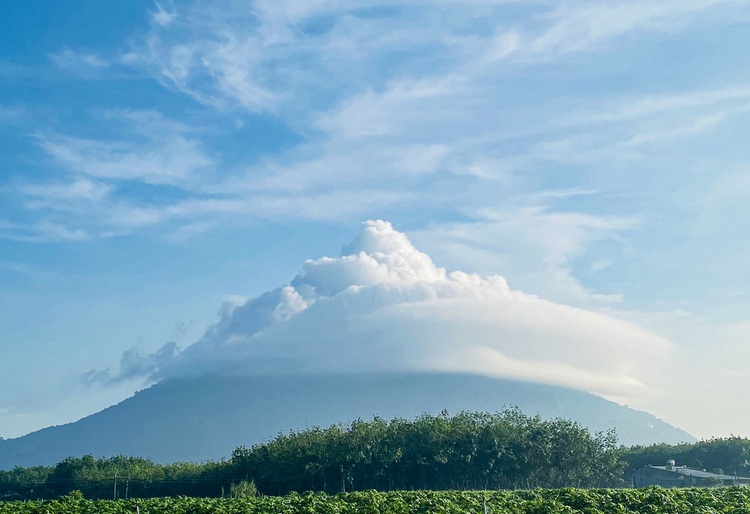 Flying saucer-shaped clouds form over southern Vietnam mountain again