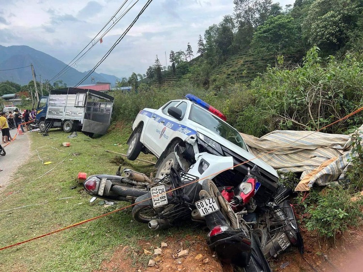 Traffic police pickup truck rams civilian vehicles in northern Vietnam