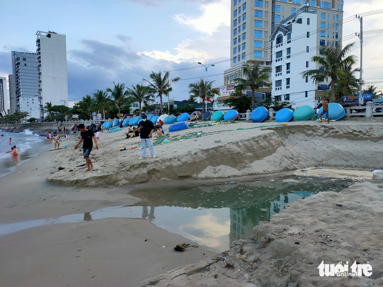 Fetid wastewater discharge pollutes Nha Trang beach