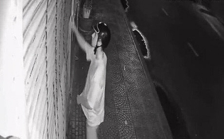 Vandal caught defacing downtown Ho Chi Minh City shop in CCTV footage