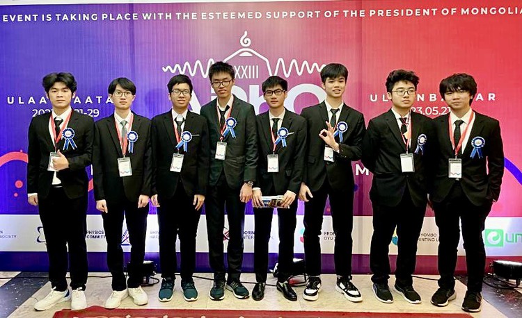 Vietnamese students win four bronze medals at Asian Physics Olympiad