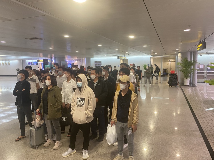 60 Vietnamese rescued from Philippine casino arrive home