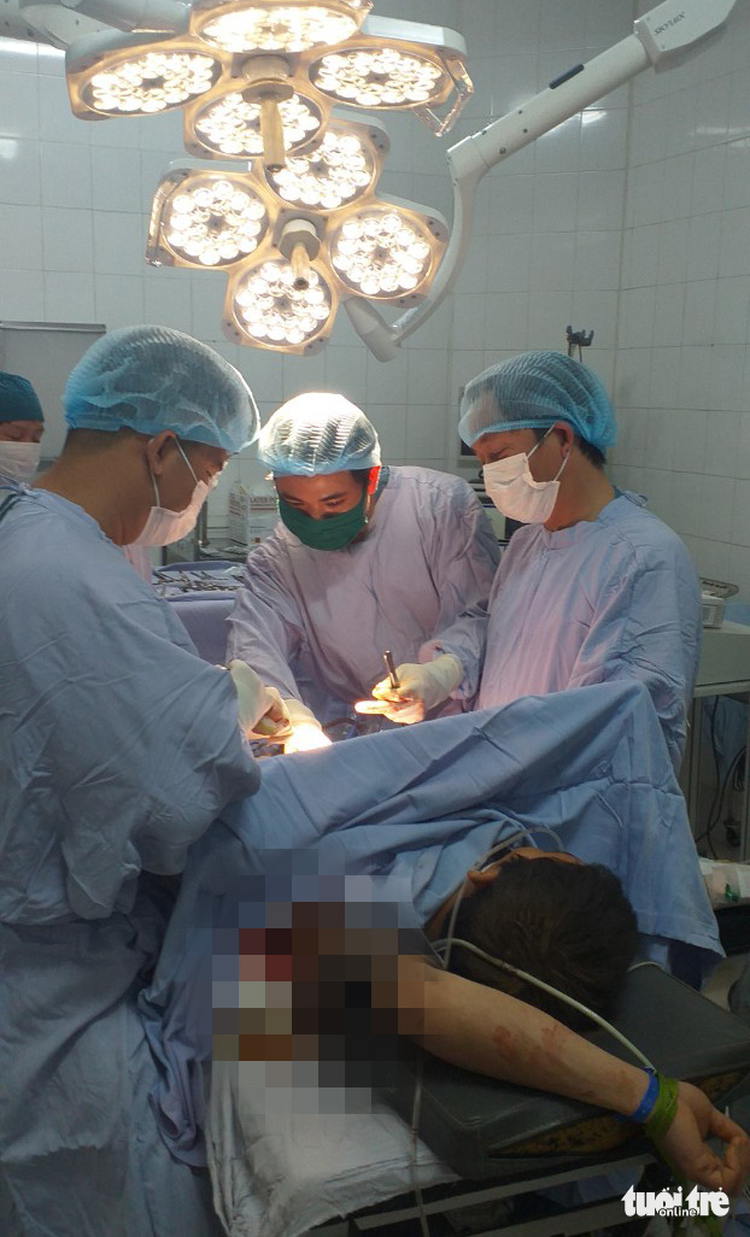 Man with iron bars puncturing abdomen, shoulder saved in Vietnam’s Lam Dong
