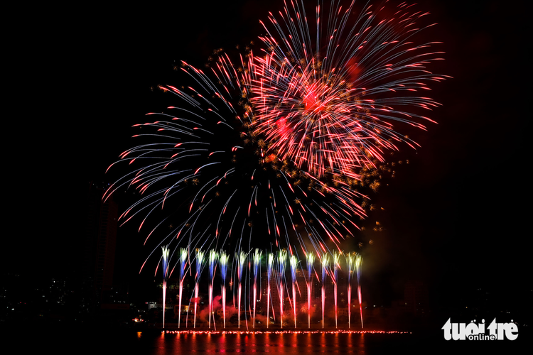 Sparkling fireworks displays delight audiences in Da Nang