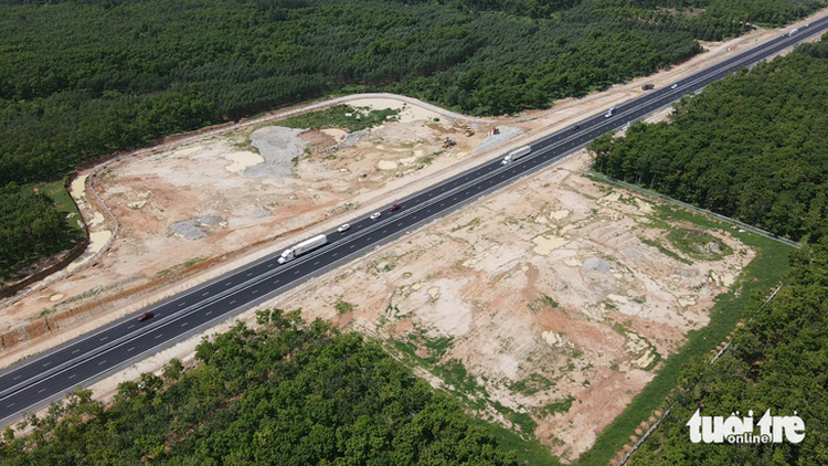 Hundred-kilometer-long expy sections in Vietnam have no gas stations, rest stops