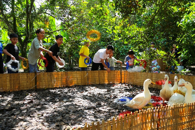 Photo of the Day: Who’s best at catching ducks?