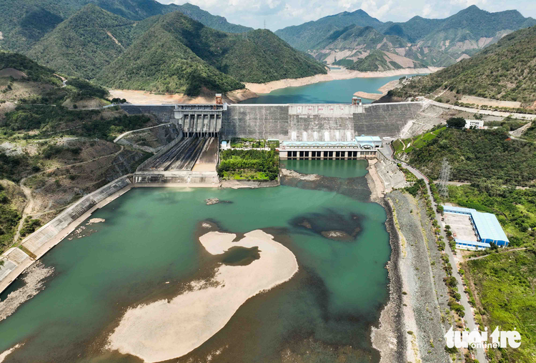 Prolonged drought takes heavy toll on Vietnam’s largest hydropower reservoir