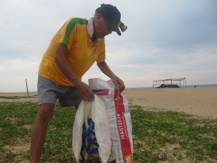 Old age doesn’t stop this Vietnamese octogenarian from keeping his city clean