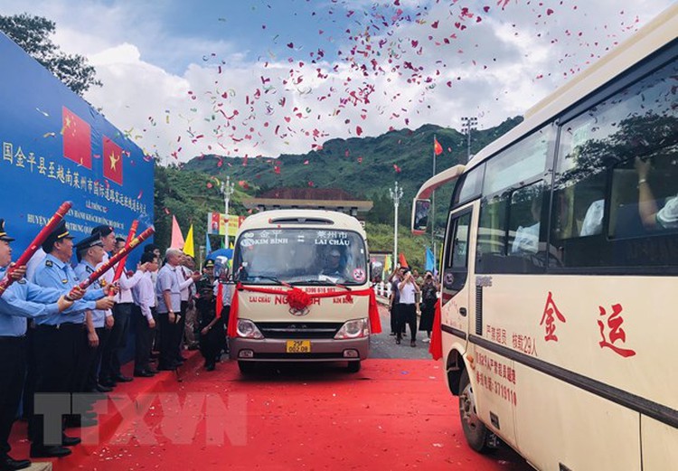 Vietnam, China launch cross-border bus service