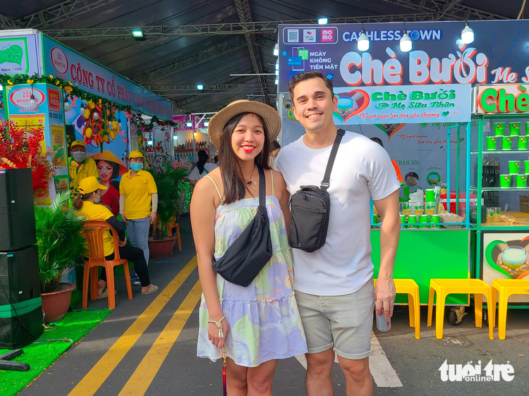 Foreign travelers enjoy cashless services in Ho Chi Minh City