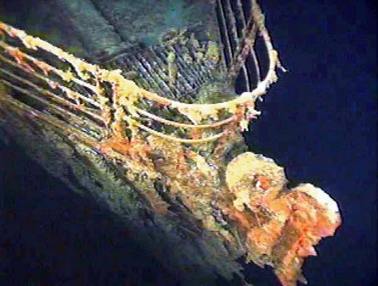 Ships, planes search for sub that went missing on trip to Titanic wreckage